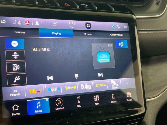 Photo of 2021 Diamond Black Crystal Pearlcoat Jeep Grand Cherokee L