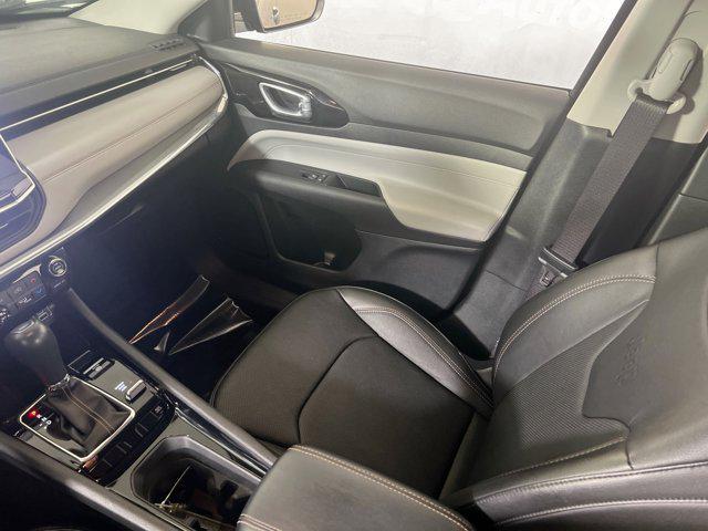 Photo of 2022 Diamond Black Crystal Pearlcoat Jeep Compass