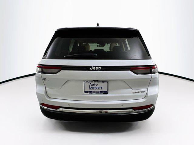 Photo of 2022 Bright White Clearcoat Jeep Grand Cherokee