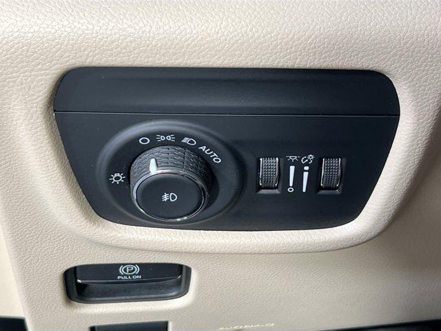 Photo of 2022 Bright White Clearcoat Jeep Grand Cherokee