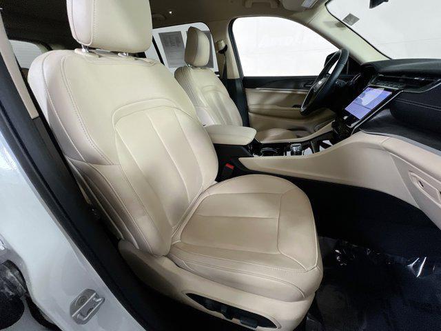 Photo of 2022 Bright White Clearcoat Jeep Grand Cherokee