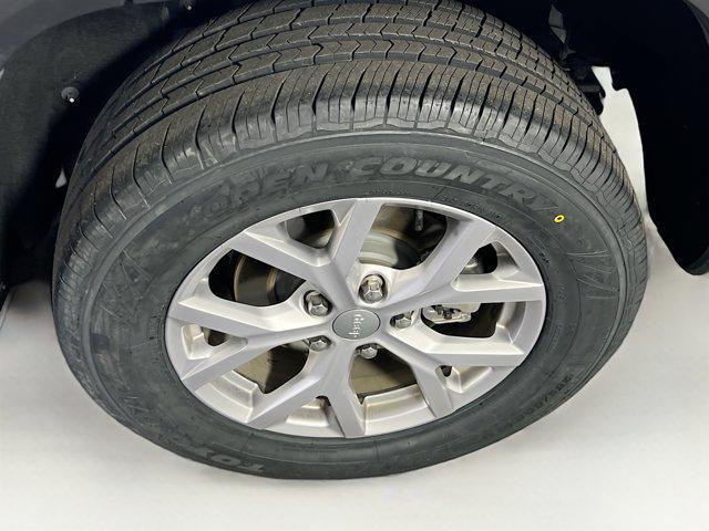 Photo of 2022 Bright White Clearcoat Jeep Grand Cherokee