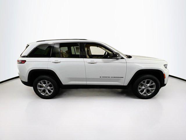Photo of 2022 Bright White Clearcoat Jeep Grand Cherokee