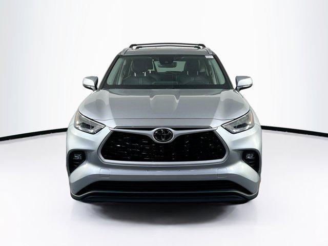 Photo of 2022 Celestial Silver Metallic Toyota Highlander