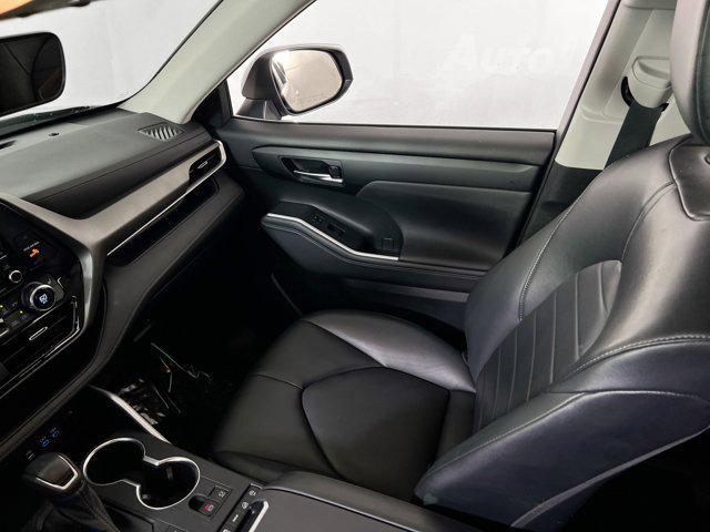 Photo of 2022 Celestial Silver Metallic Toyota Highlander