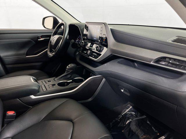 Photo of 2022 Celestial Silver Metallic Toyota Highlander