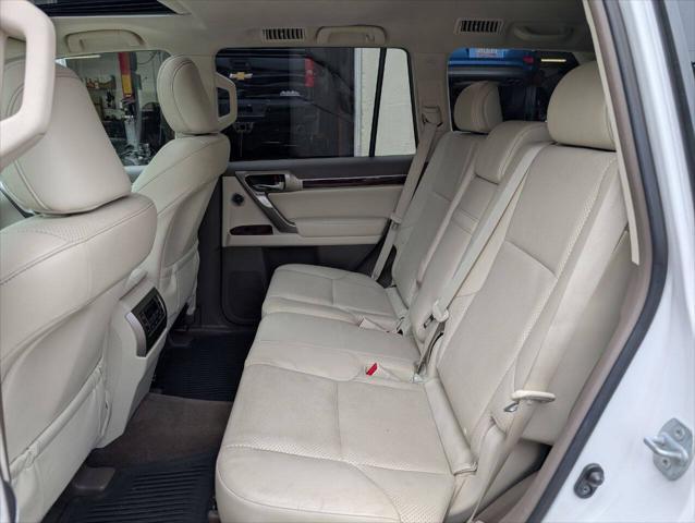 Photo of 2011 White Lexus GX 460