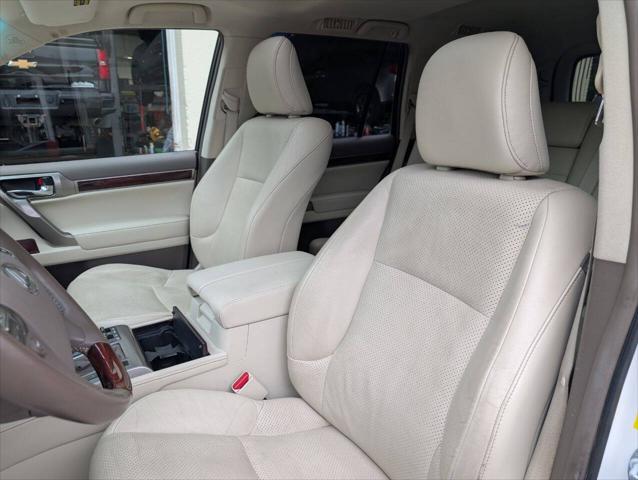 Photo of 2011 White Lexus GX 460