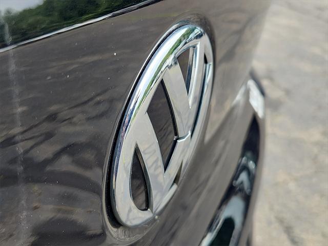 Photo of 2017 Deep Black Volkswagen Tiguan