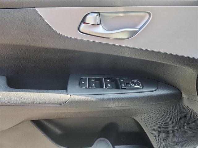 Photo of 2023 Snow White Pearl Kia Forte
