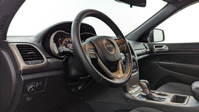 Photo of 2016 Granite Crystal Clearcoat Metallic Jeep Grand Cherokee