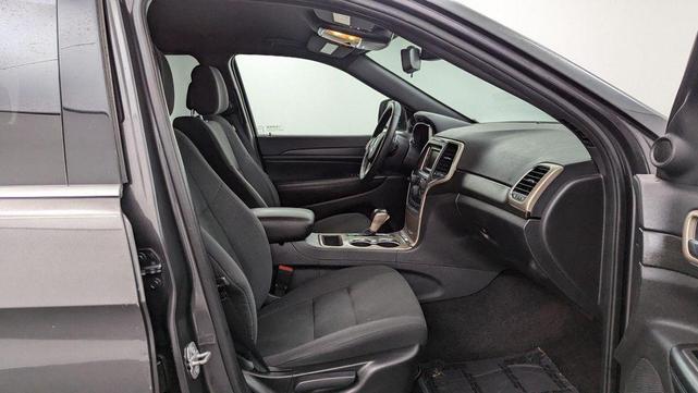 Photo of 2016 Granite Crystal Clearcoat Metallic Jeep Grand Cherokee