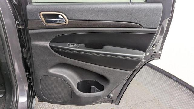 Photo of 2016 Granite Crystal Clearcoat Metallic Jeep Grand Cherokee