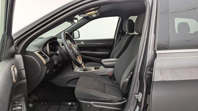 Photo of 2016 Granite Crystal Clearcoat Metallic Jeep Grand Cherokee