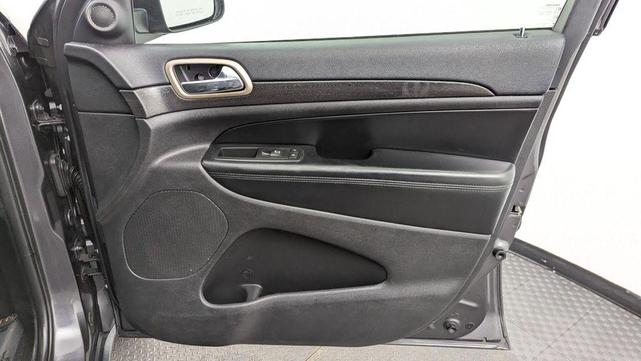 Photo of 2016 Granite Crystal Clearcoat Metallic Jeep Grand Cherokee