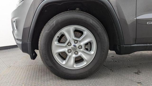 Photo of 2016 Granite Crystal Clearcoat Metallic Jeep Grand Cherokee