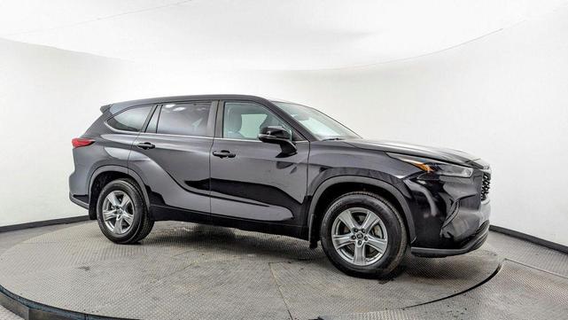 Photo of 2023 Midnight Black Metallic Toyota Highlander
