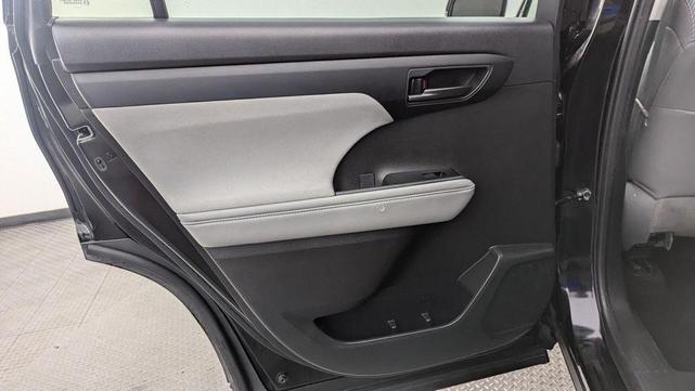Photo of 2023 Midnight Black Metallic Toyota Highlander