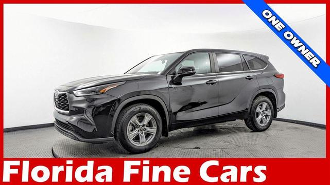 Photo of 2023 Midnight Black Metallic Toyota Highlander