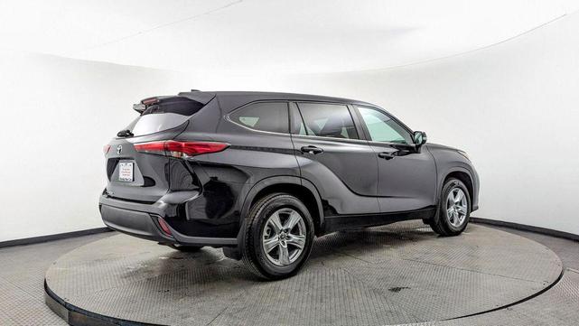 Photo of 2023 Midnight Black Metallic Toyota Highlander