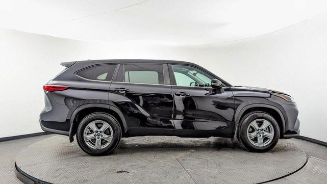 Photo of 2023 Midnight Black Metallic Toyota Highlander