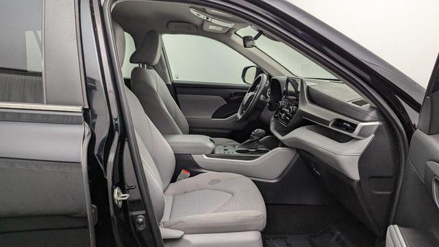 Photo of 2023 Midnight Black Metallic Toyota Highlander