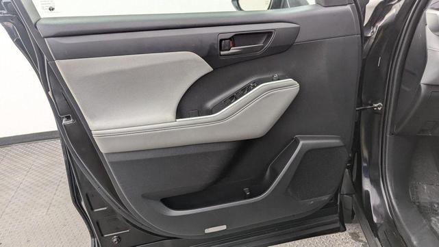 Photo of 2023 Midnight Black Metallic Toyota Highlander