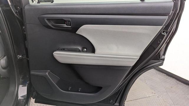 Photo of 2023 Midnight Black Metallic Toyota Highlander