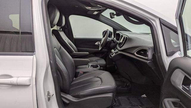 Photo of 2024 Bright White Clearcoat Chrysler Pacifica Hybrid