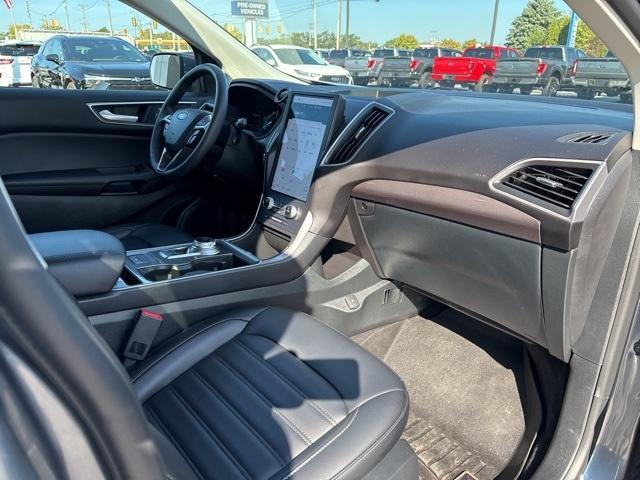 Photo of 2024 Carbonized Gray Metallic Ford Edge
