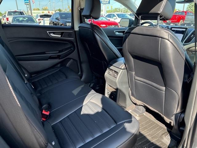 Photo of 2024 Carbonized Gray Metallic Ford Edge