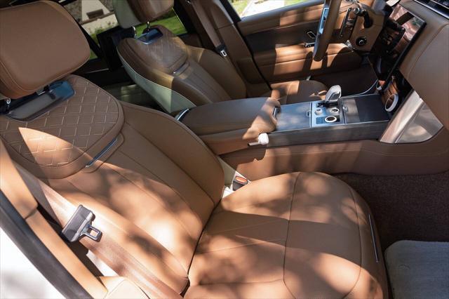 Photo of 2022 White Land Rover Range Rover