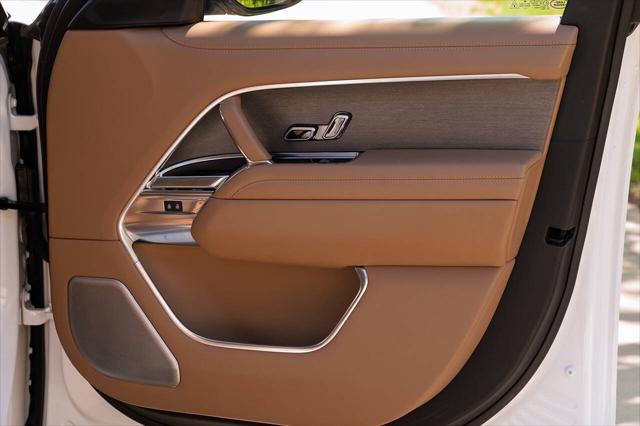 Photo of 2022 White Land Rover Range Rover