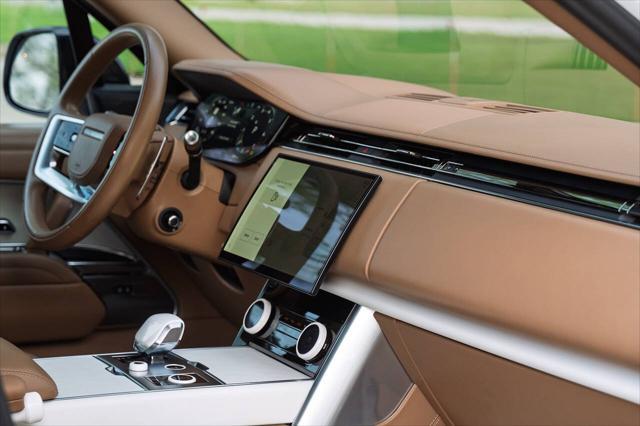 Photo of 2022 White Land Rover Range Rover