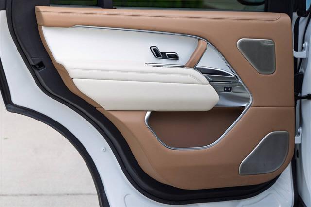 Photo of 2022 White Land Rover Range Rover