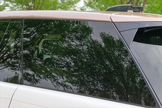 Photo of 2022 White Land Rover Range Rover