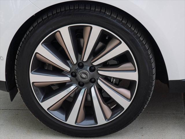 Photo of 2022 White Land Rover Range Rover