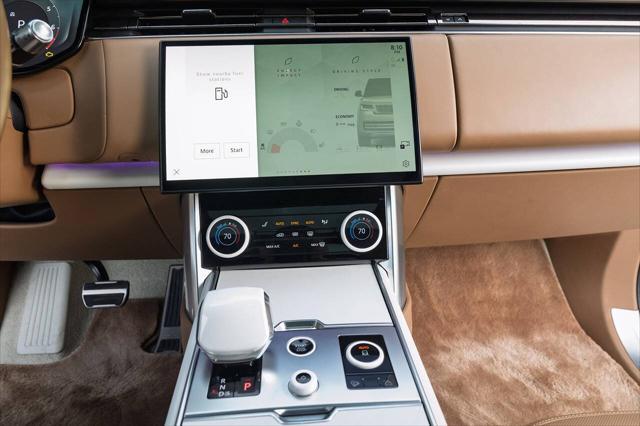Photo of 2022 White Land Rover Range Rover