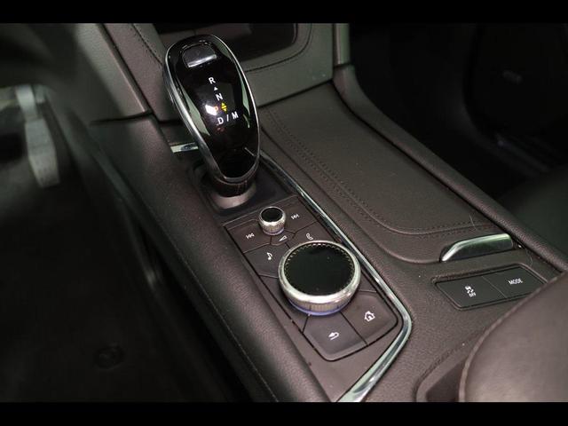 Photo of 2022 Crystal White Tricoat Cadillac XT5