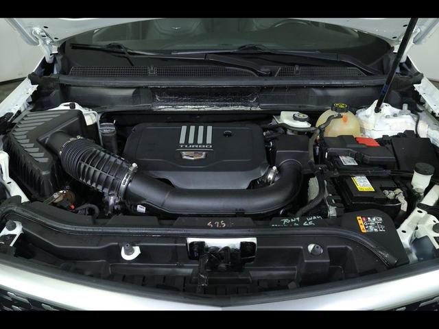 Photo of 2022 Crystal White Tricoat Cadillac XT5