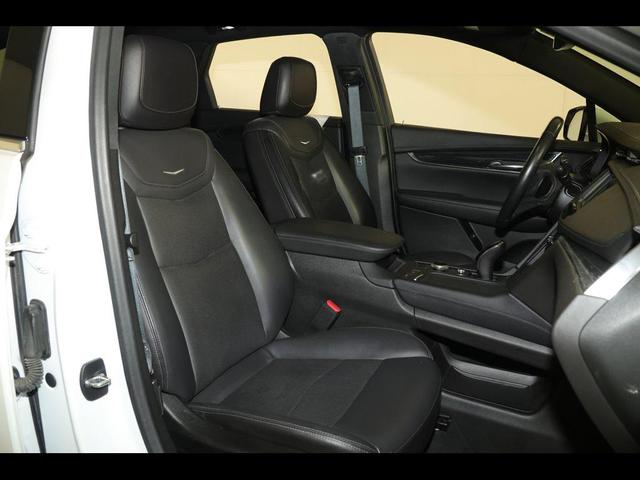Photo of 2022 Crystal White Tricoat Cadillac XT5