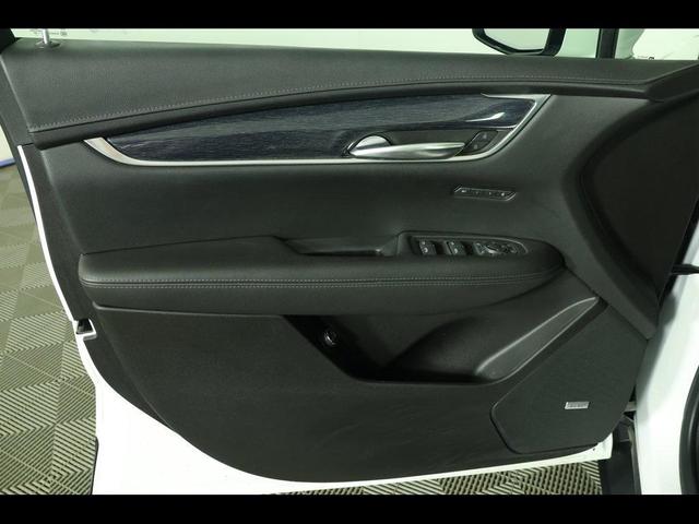 Photo of 2022 Crystal White Tricoat Cadillac XT5