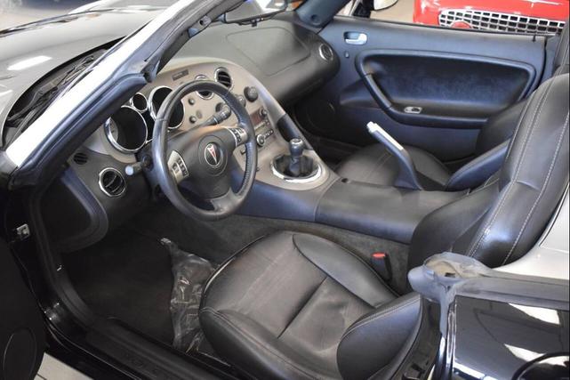 Photo of 2007 Mysterious (Black) Pontiac Solstice