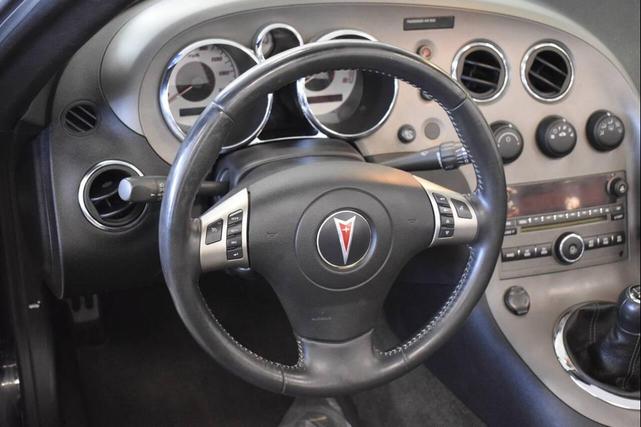 Photo of 2007 Mysterious (Black) Pontiac Solstice