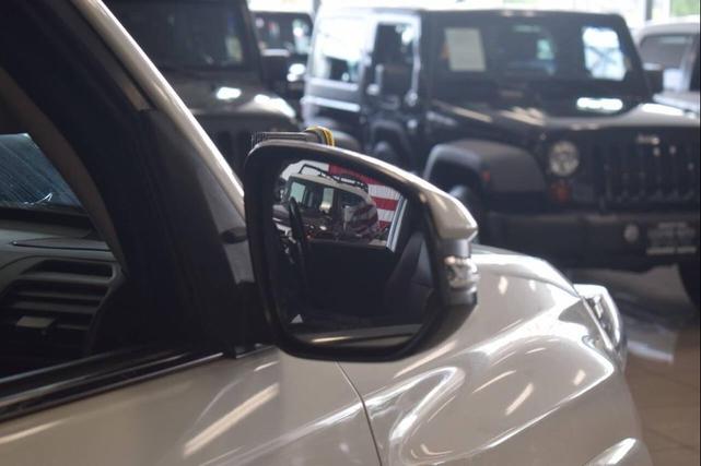 Photo of 2017 Blizzard Pearl Toyota 4Runner