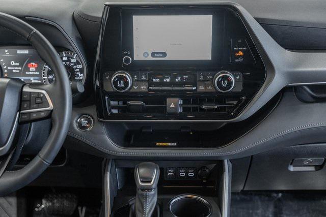 Photo of 2023 Celestial Silver Toyota Highlander