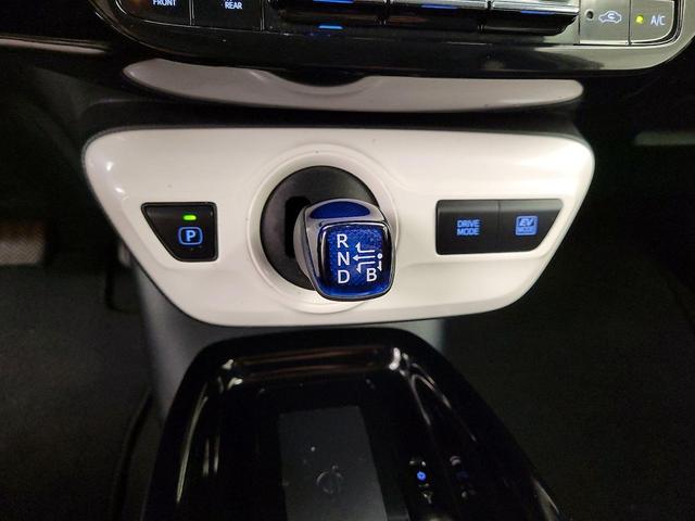 Photo of 2017 White Toyota Prius