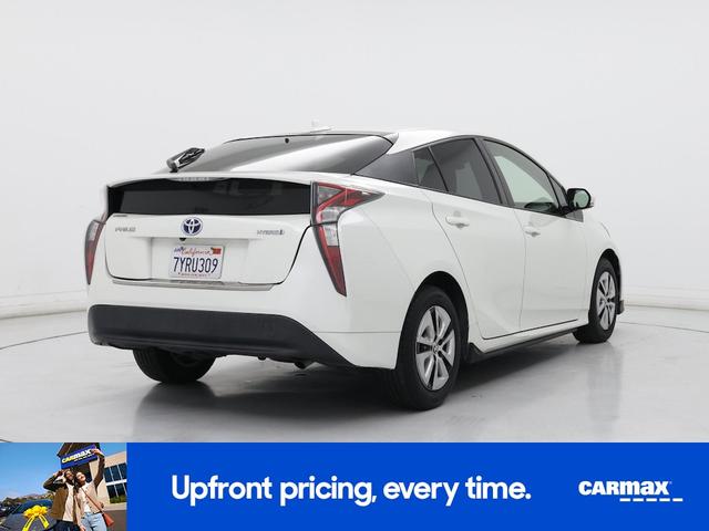Photo of 2017 White Toyota Prius