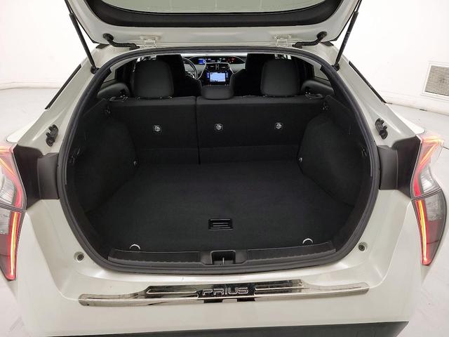 Photo of 2017 White Toyota Prius