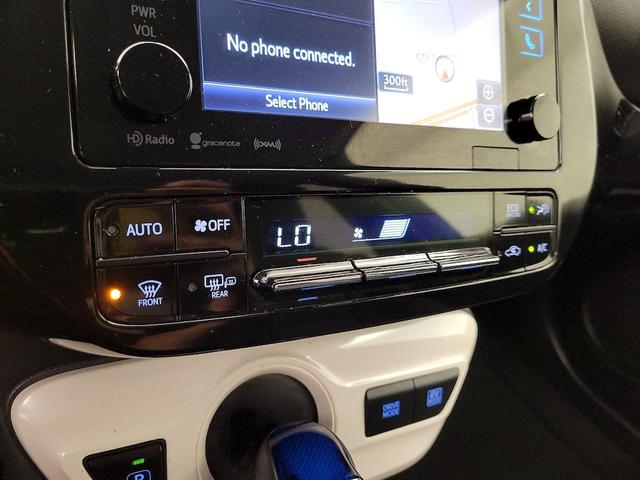 Photo of 2017 White Toyota Prius